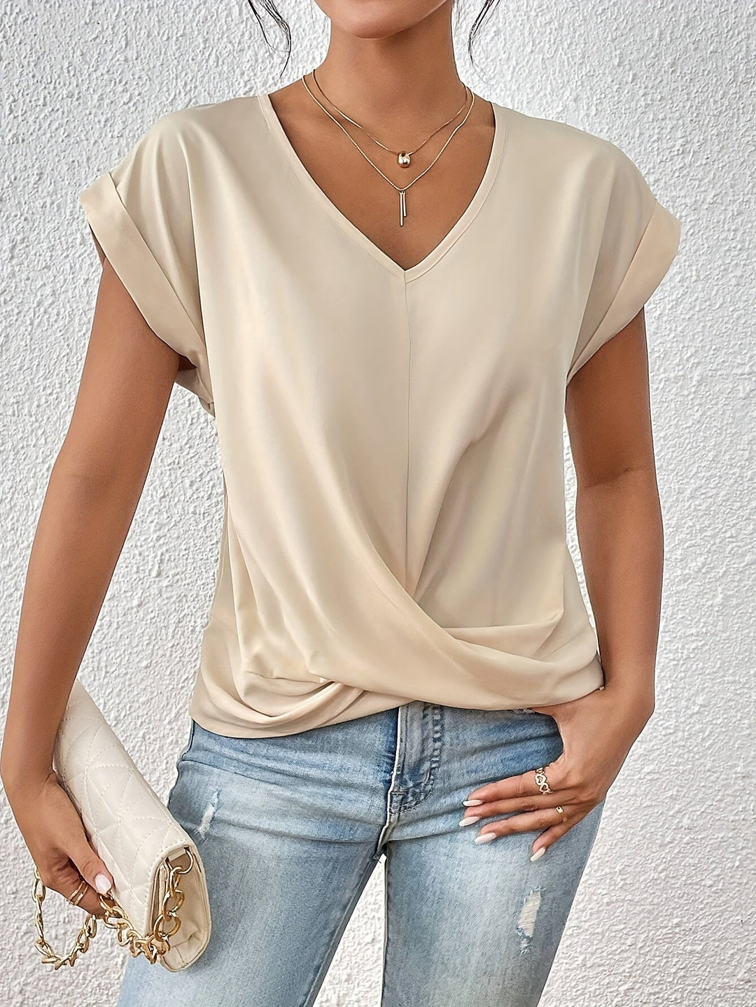 CLEO | Casual T-shirt with sweetheart neckline